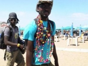 nota-1000599-polemica-pinamar-aceptara-vendedores-extranjeros-playas-131128070228